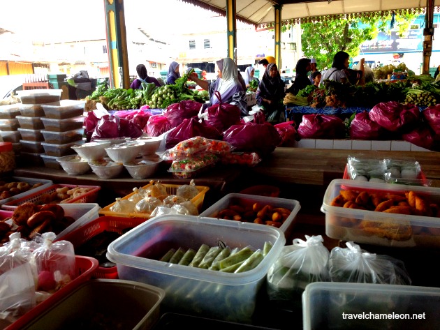 Kubang Pasu market sells meat, vegetables as well as local breakfast!